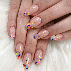 Manicure met een topcoat met decoratieve vlokjes voor gellak